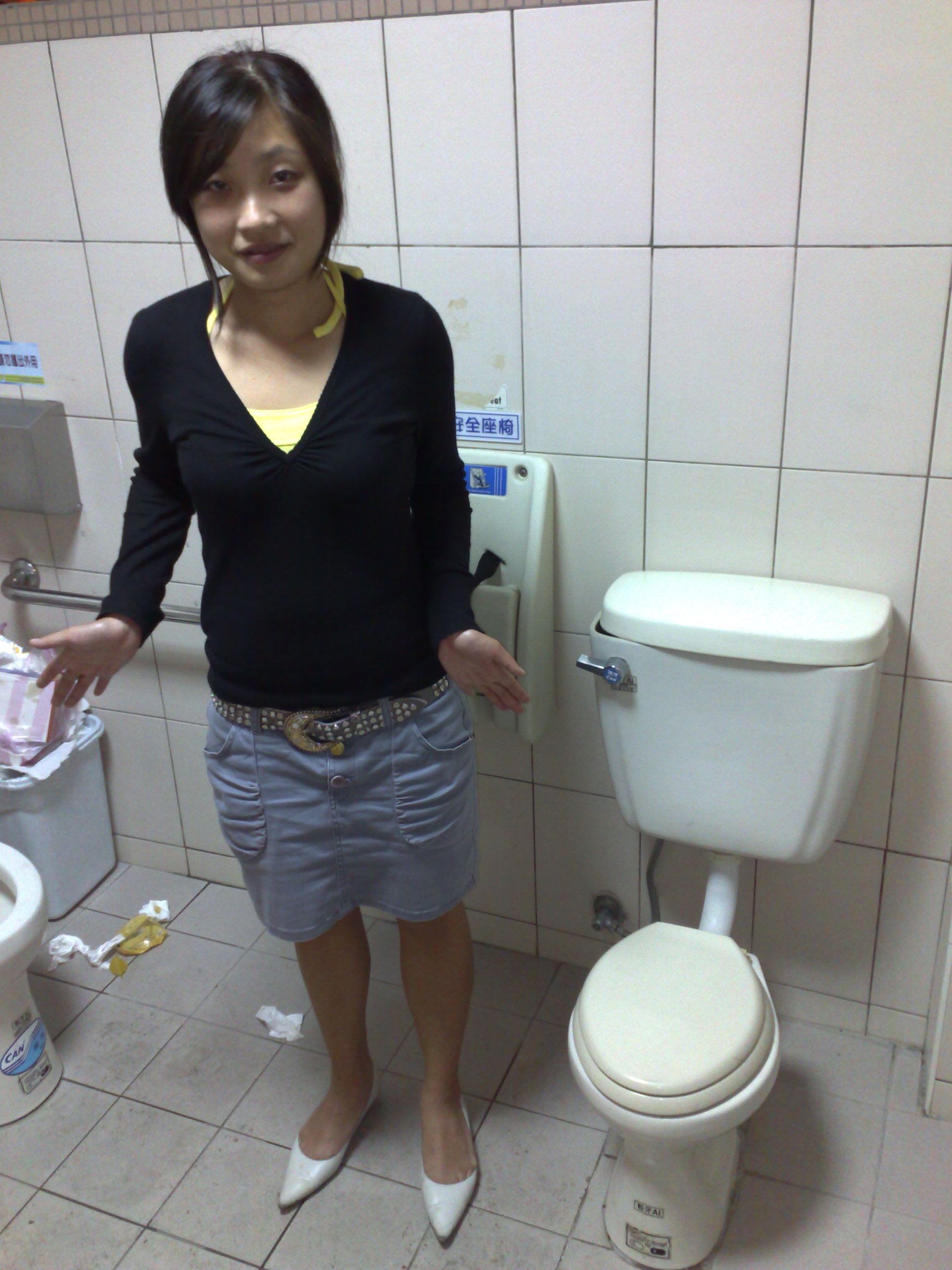 азиатки в туалете онлайн фото 62